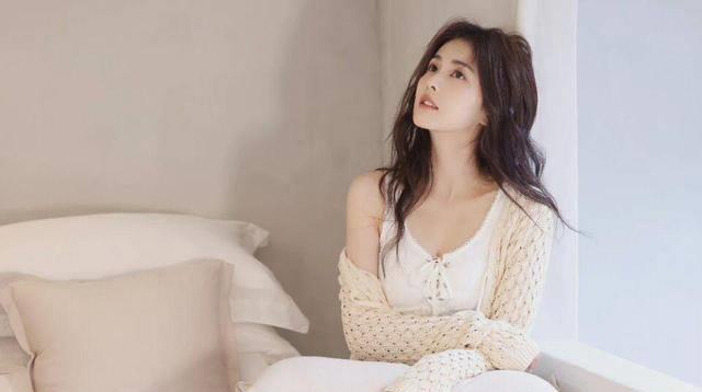 白鹿最新写真照,米色毛线外套短裤黑腰带,满满的慵懒女友风_表情_眼睛