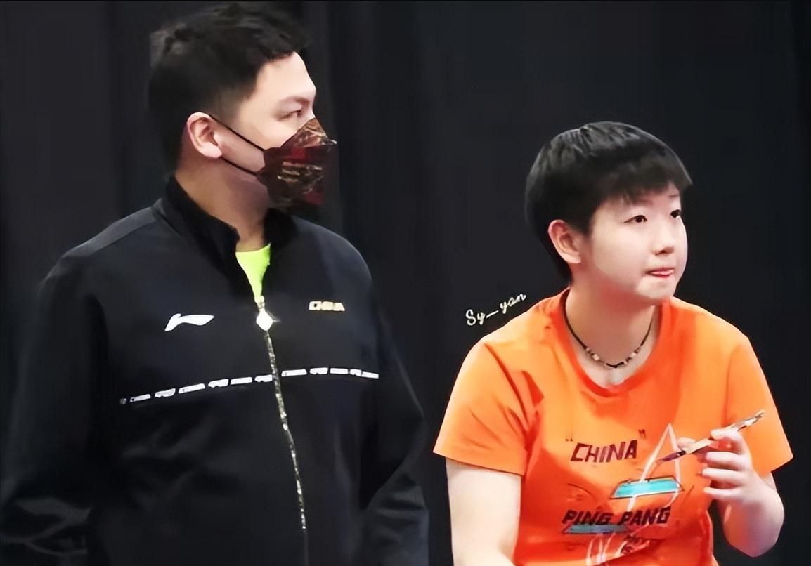 搭档孙颖莎也被卷入其中,从而产生了堪称乒乓球版的所谓"三角恋".