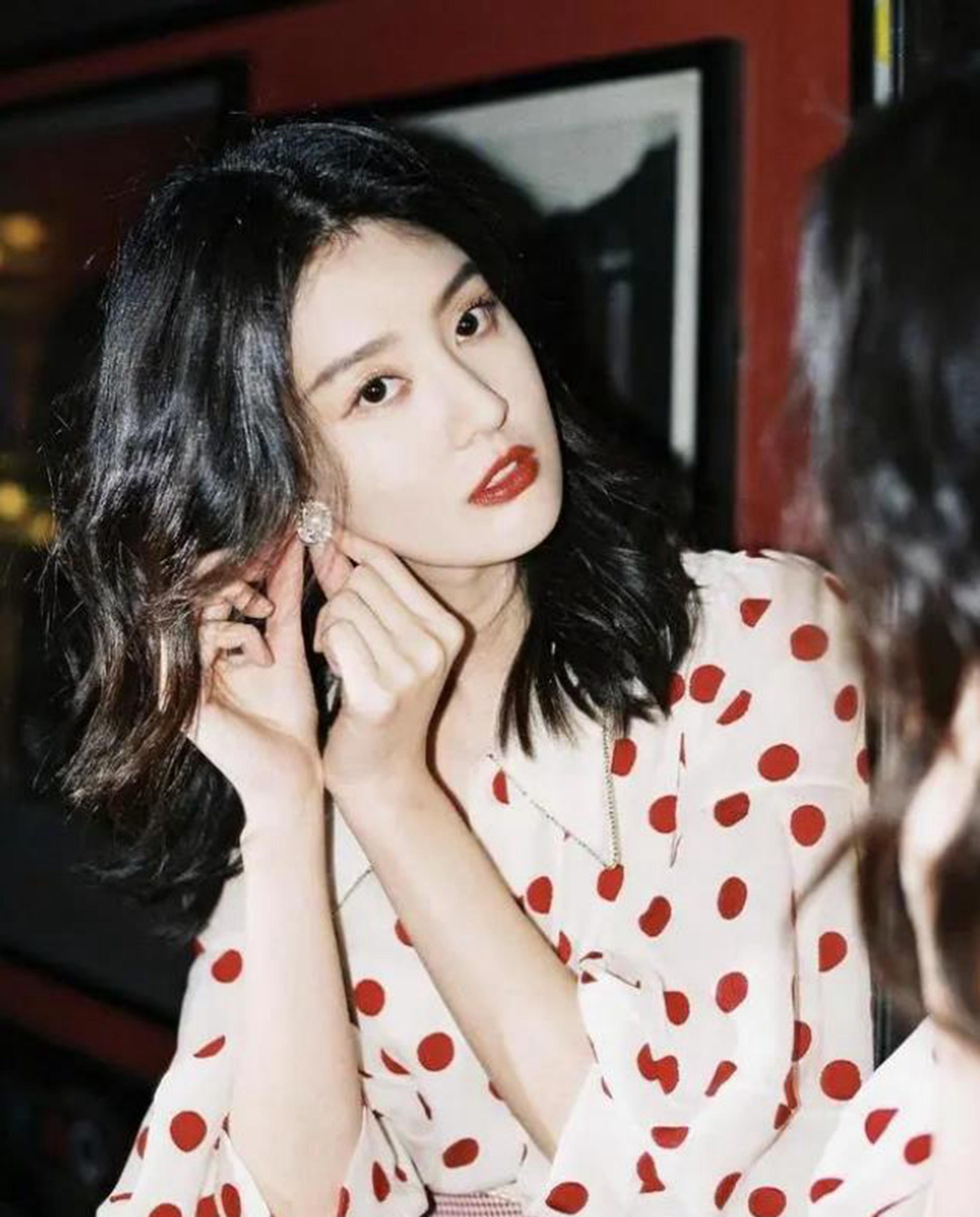 乔欣藏柯基屁股露蝴蝶肩,穿172身材缎面连衣裙像超模_人们_魅力_的