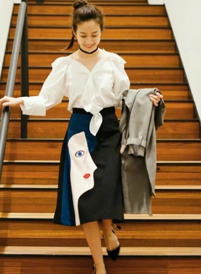 而刘美含这一次穿的白色衬衣,设计感很强,穿在身上更是十分显瘦呢.