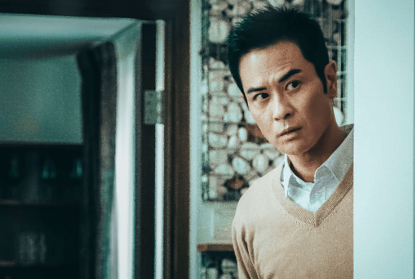 这一部影片主要以家庭背叛展开故事介绍,郑嘉颖饰演的是其中的男一号