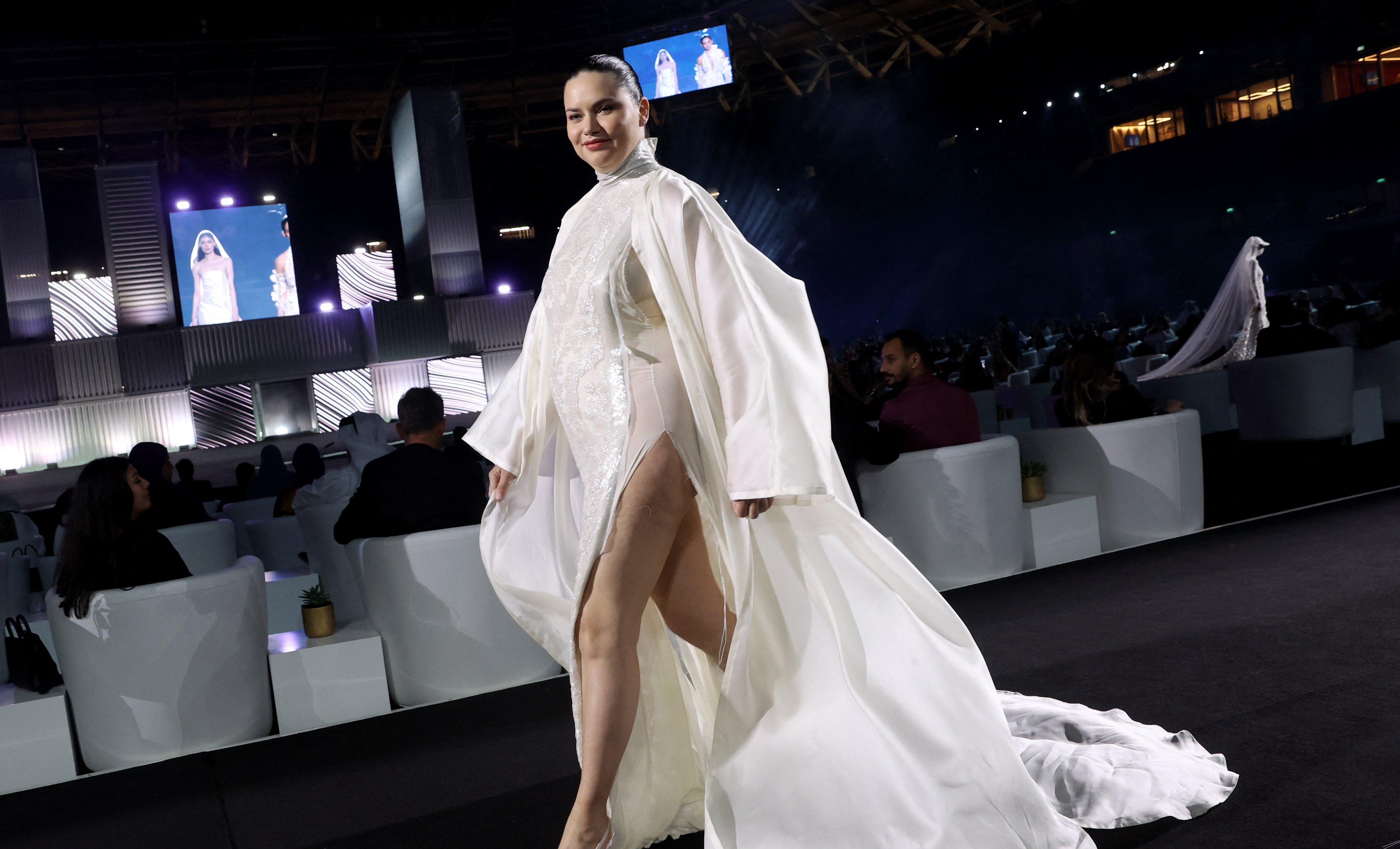 维密超模aa新造型惊艳!