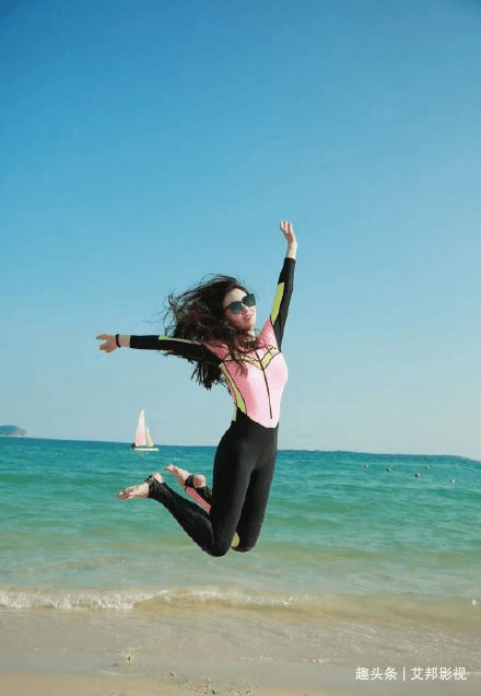 张萌晒美照庆生,并调侃说:女人四十一枝花,绝对不是豆腐渣!