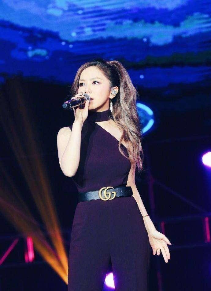 邓紫棋狂瘦10斤之后太任性了_身段_白色_气质