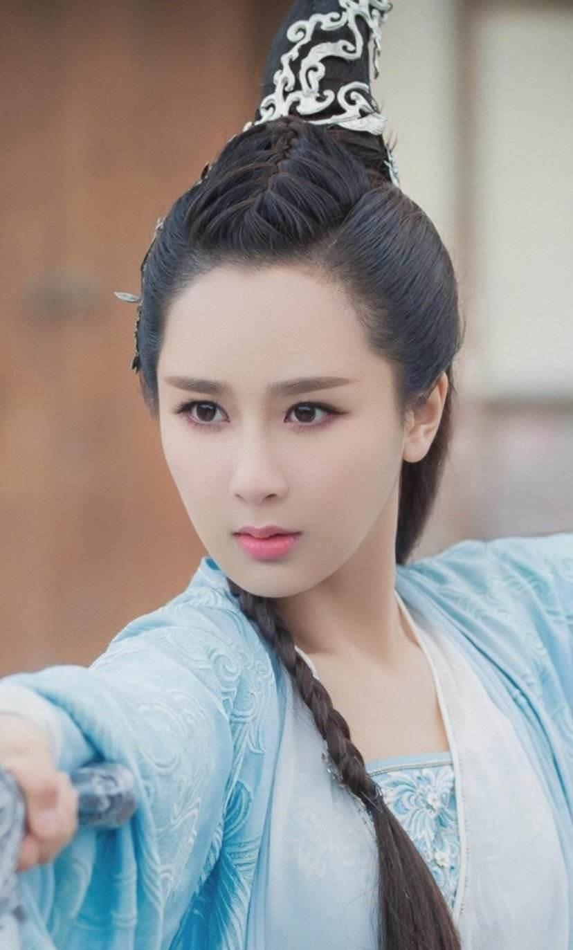 本以为杨紫很少露额头是因为怕丑,却没想到这般惊艳_齐刘海_造型_包包