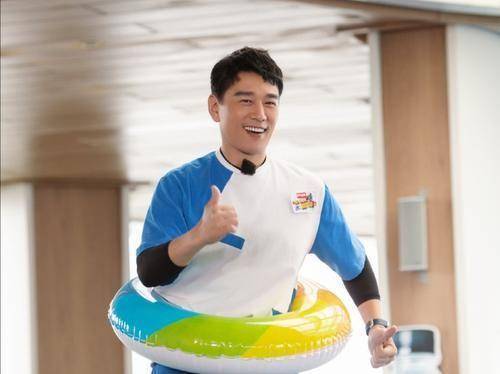 宝藏男孩王耀庆,穿超短裤录制节目,被众人调侃不已_哥哥_商务_舅舅