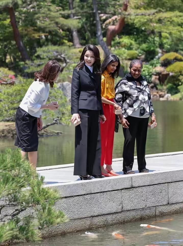 穿短袖跟老公秀恩爱,贤妻脸超美_金建_尹锡_剪裁