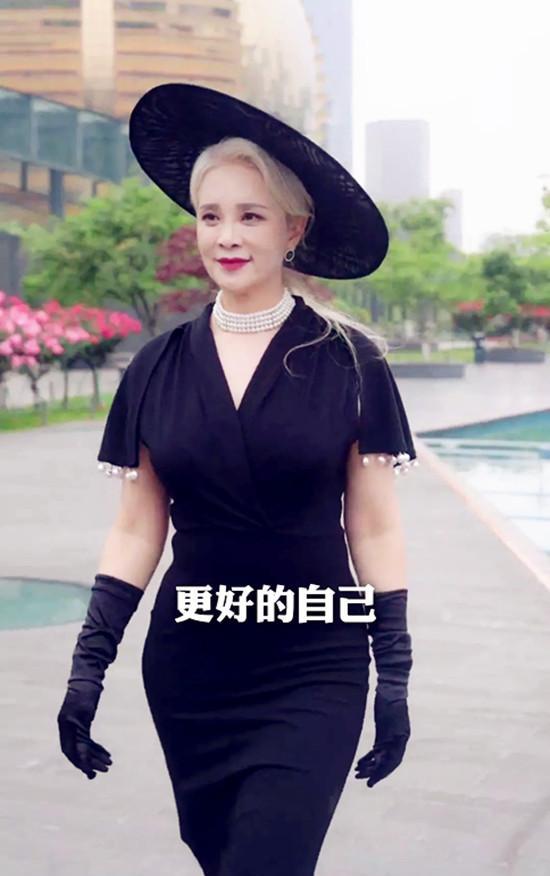 63岁的于书太有范,两次瘫痪一夜白发,大龄逆袭成时尚超模
