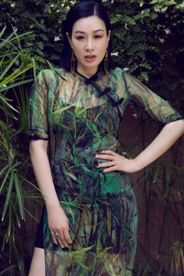 被吐槽显老的钟丽缇,当她穿上"旗袍"后:终于信了张伦硕的眼光_身材