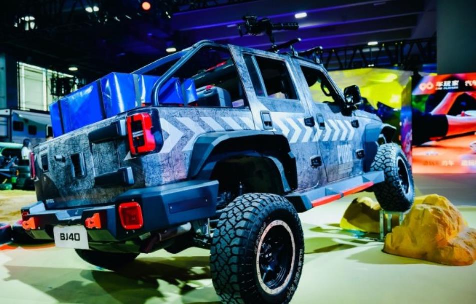 北汽开窍,bj40"和平使者"讨好年轻人,防爆漆,拉空投,带工具架_搜狐