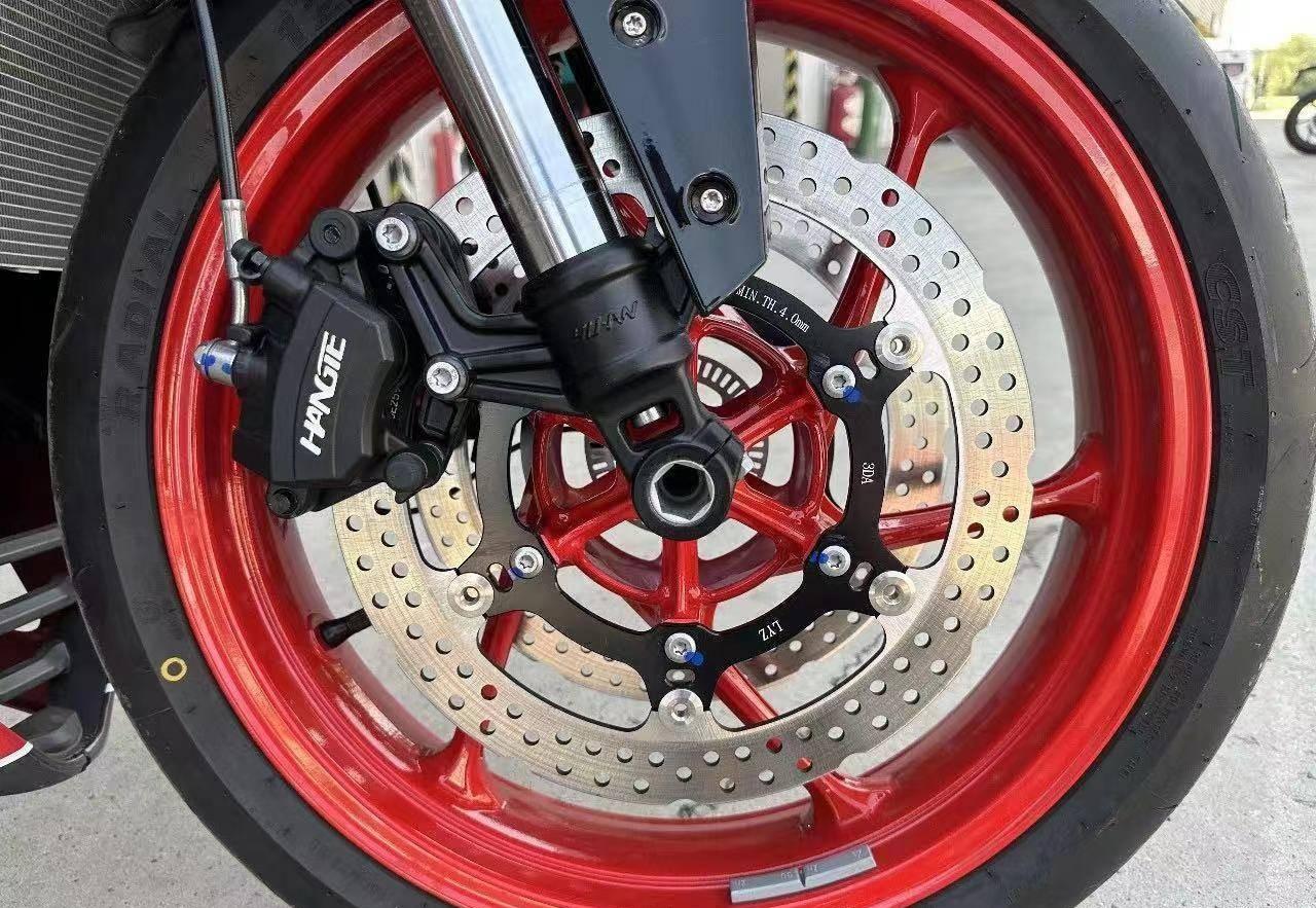 最后,在安全性方面,凯越450rr采用高性能硬盘刹车片和航特卡钳(高配