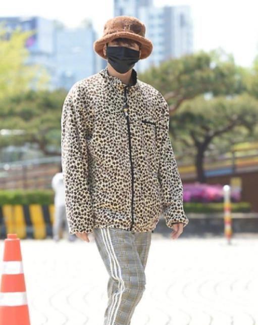 不在一个季节的got7,有人短袖,衬衣,王嘉尔豹纹厚外套配毛帽子_牛仔