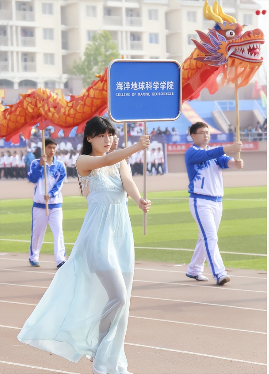 高校运动会举牌女神惊艳亮相,简直行走的招生简章,评论区变了味