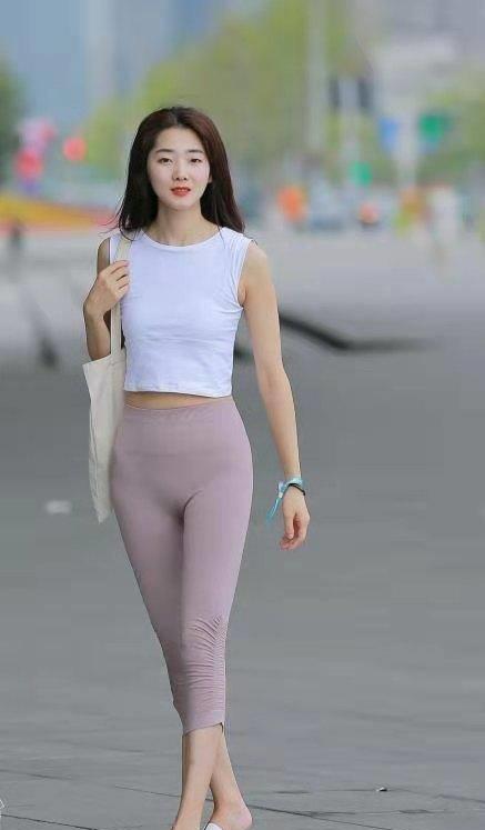 白色背心搭配打底裤,增高显瘦,清新可爱有魅力!_休闲_时尚_经典