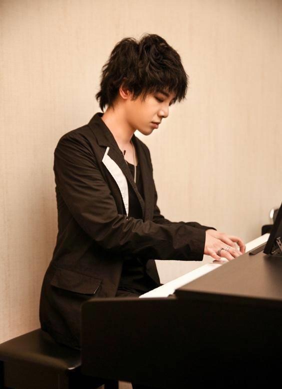 将《神树》作为本场竞演曲目,对于华晨宇来说也是一次冒险之举:"这首