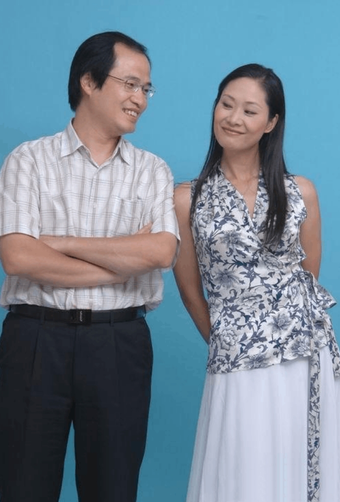 关键是于文华常去朱之文农村家,他俩对唱情歌与合影的"亲密"度,令人很