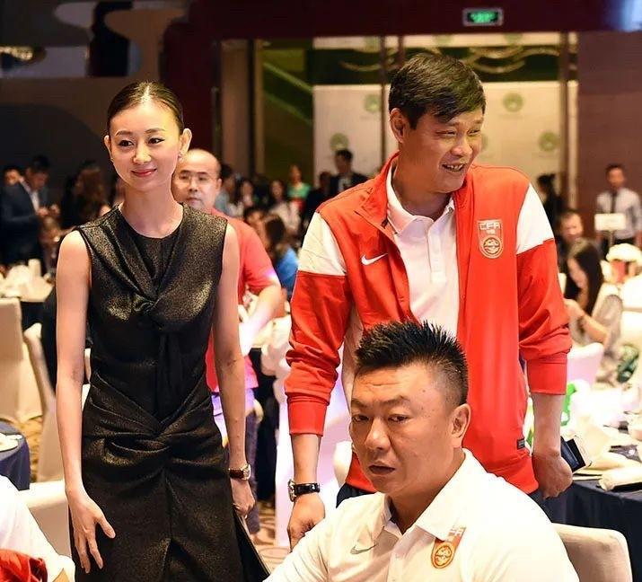 两人一起出席宴会时,范志毅漂亮的妻子一身黑色长裙盘起头发.