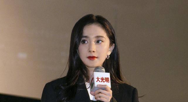暴风眼开播即扑,杨幂今年存货不多,三个小花的实绩有望追上她_热度