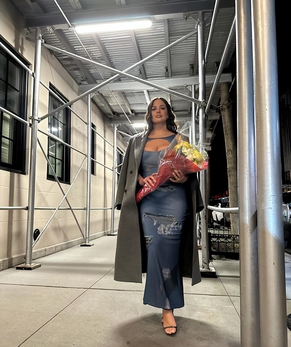 180斤大码模特好大胆!穿泳衣显胖很多,皮肤很逼真_阿什利_身材_造型