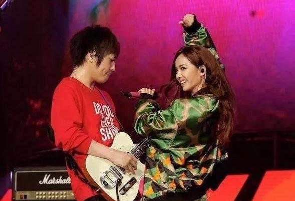 蔡依林晒自拍,阿信留言亲亲表情引人遐思,去年刚否认恋情_关系_符号