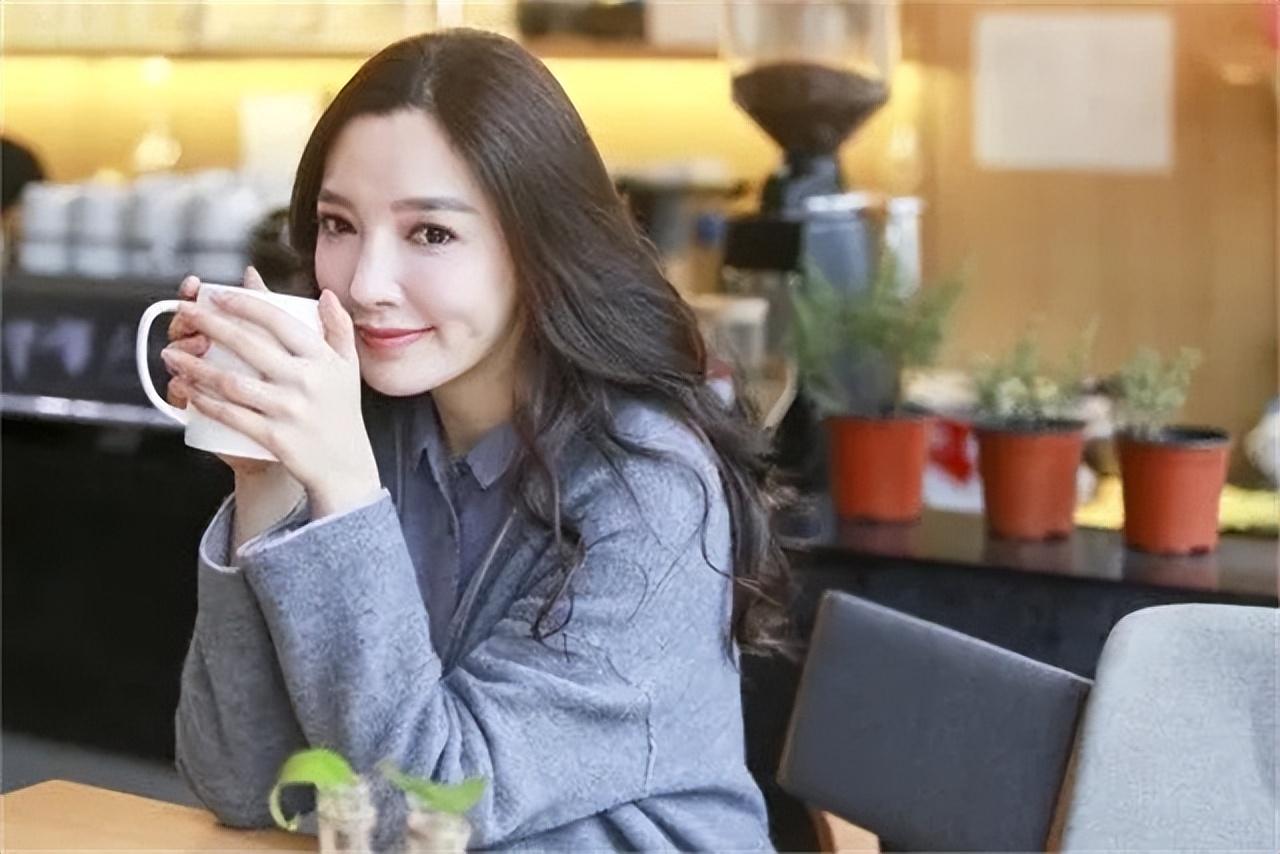 但没等这个新婚期焐热,刘彦池的第一段婚姻只堪堪维持了七个月就宣告