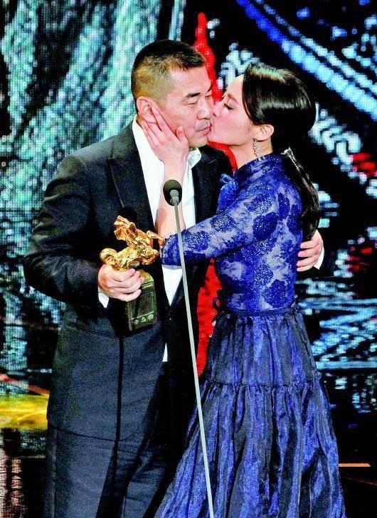 陈建斌蒋勤勤不畏镜头大胆接吻,不是冤家不聚头的婚姻,太甜了_美女