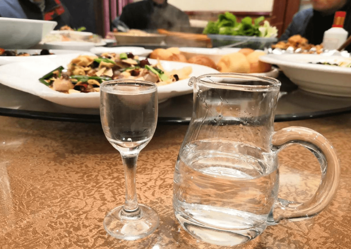 多年未见的老同学聚会,连点10瓶茅台,结账时惊呆了,为什么?