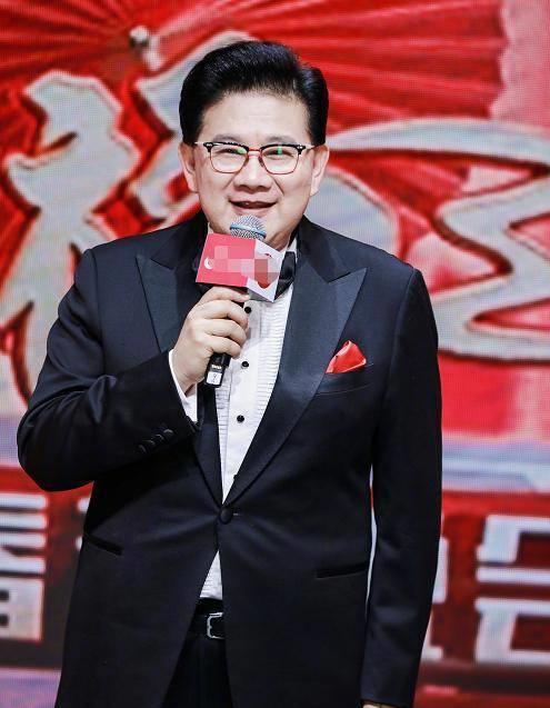 曹可凡:一边夸奖理发师手艺好,一边临走时不忘和理发师合影留念_进行