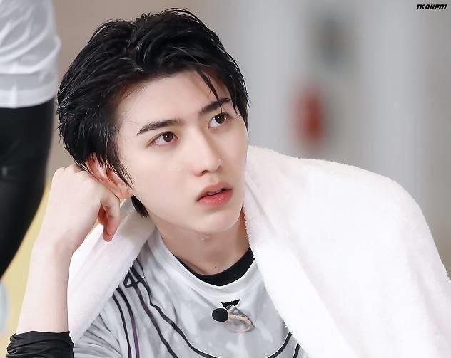 蔡徐坤小丑装愣是穿成水手服,网友:真的太可爱了_麒麟_时候_衣服