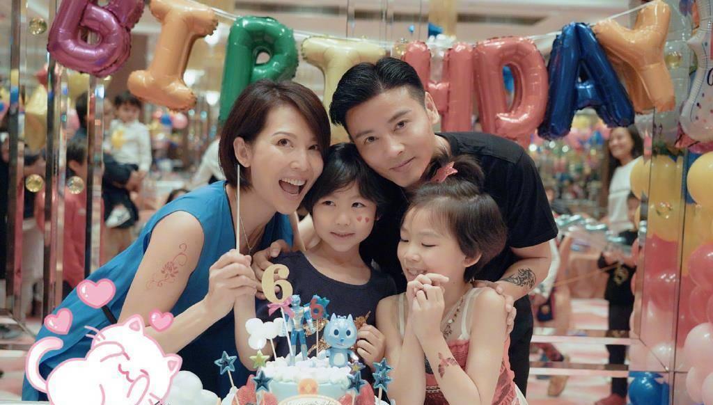 蔡少芬怀第三胎,脚踩细高跟出席活动捞金,看来是要攒钱换房_张晋_宝宝