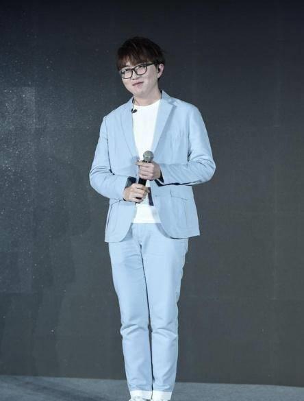 蔡徐坤与毛不易同样183的身高,两人同框时,网友:不厚道的笑了_节目