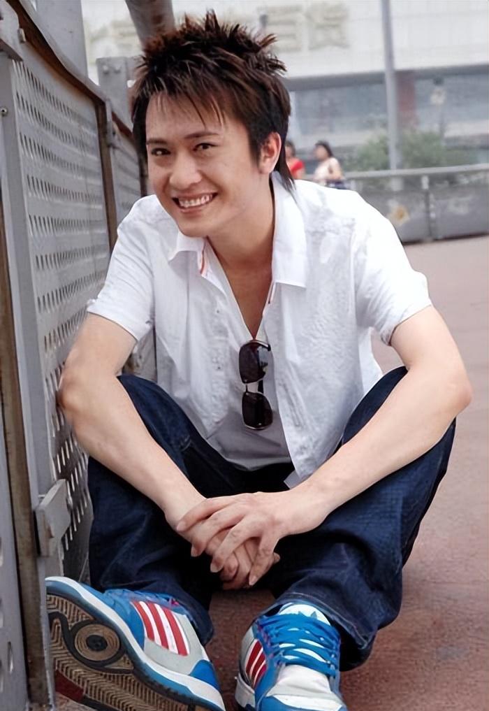 主持人杨帆:娶青梅竹马的妻子,结婚十年生一女,一家三口甜如蜜_张蕾