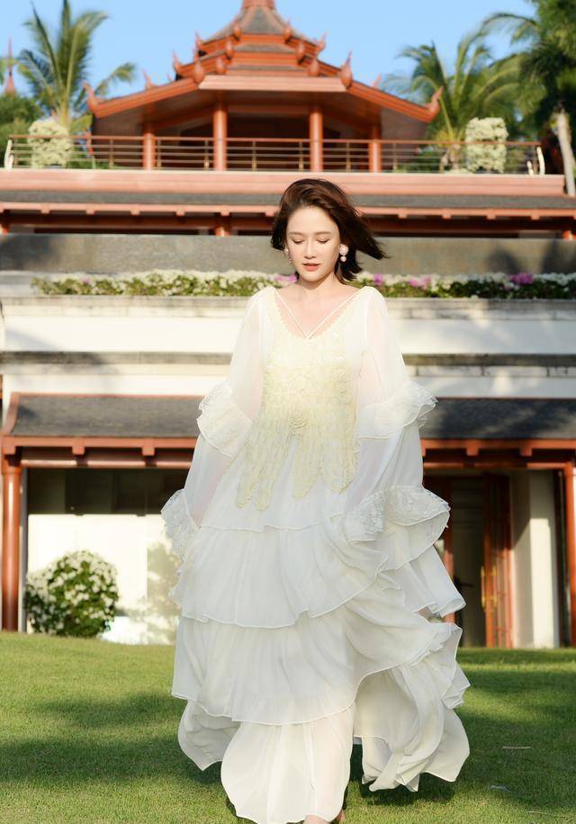 陈乔恩真会拍,穿透明格纹风衣踩恨天高好拉风,165穿出175模特范_衬衫