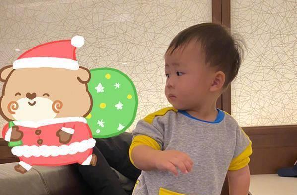 儿子2岁才晒正脸照,五官意外撞脸易烊千玺小时候_孩子_小朋友_张晋