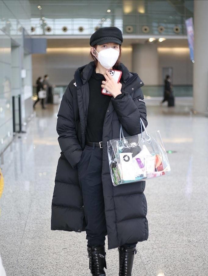 蔡少芬越老越会穿,穿草莓卫衣配牛仔裤,减龄不说还很洋气_方式_低调