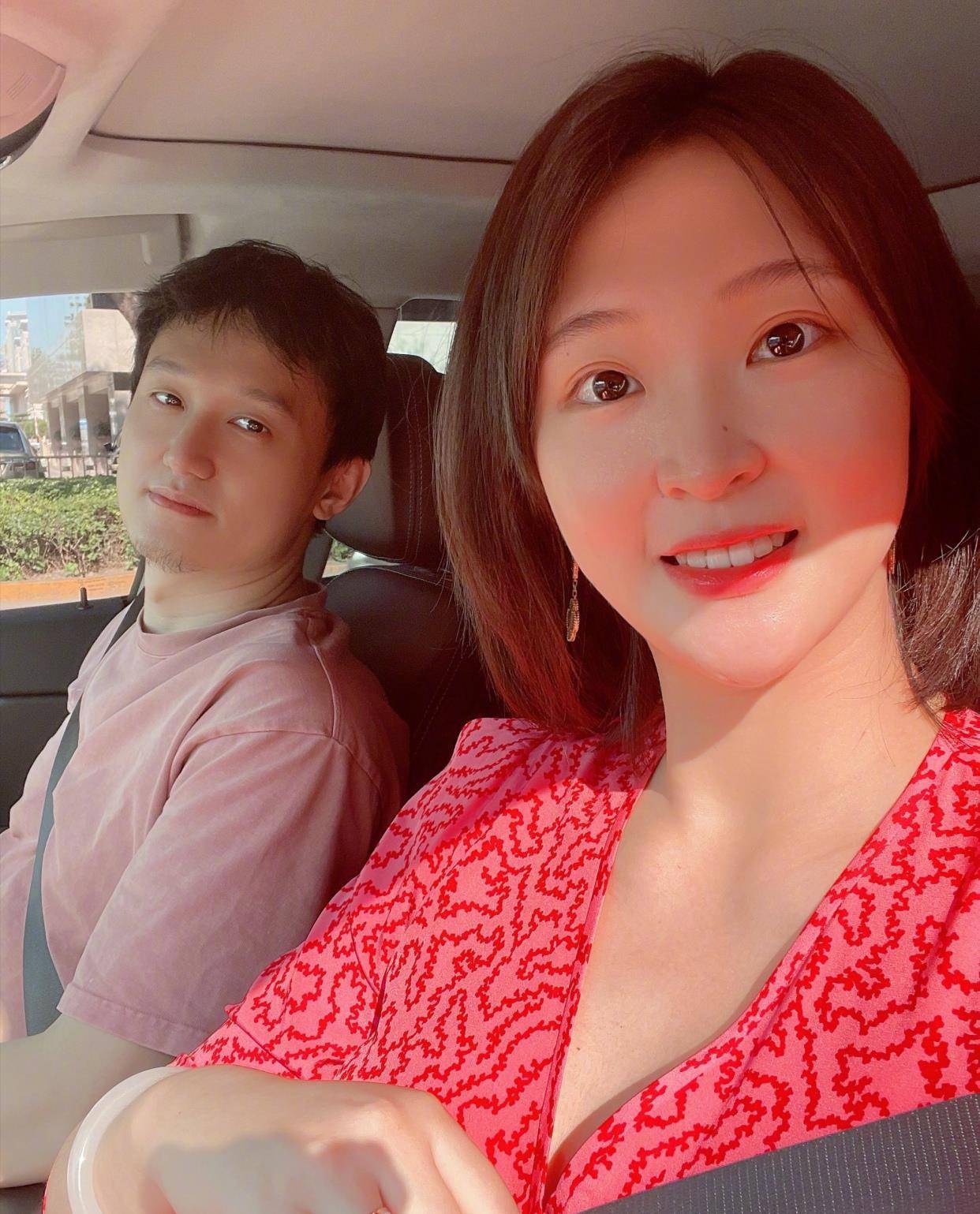 1米91的惠若琪和1米87的杨臻博身高相差4厘米,可是从照片中两个人的