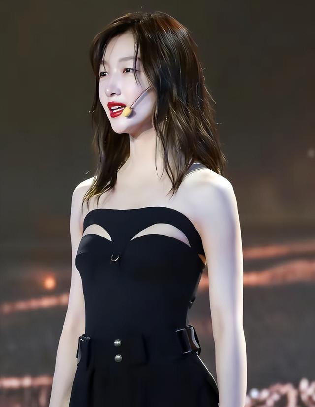 有一种尴尬叫周冬雨玩性感!