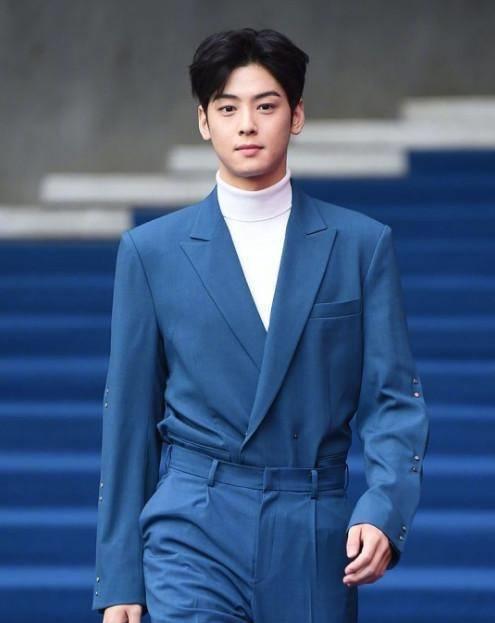 车银优真狠!为显腿长竟把西服扎进裤腰中,画风效果却如此时尚!