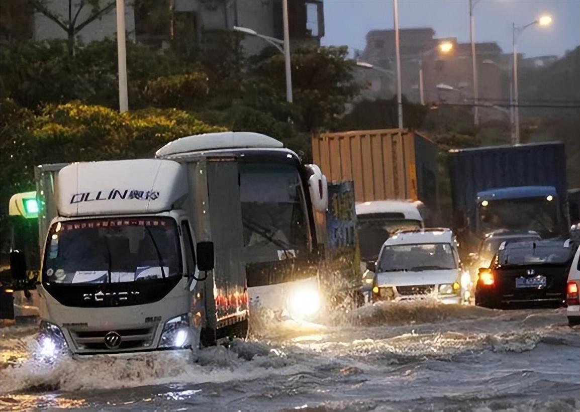 货车雨天行车八大注意事项!助卡友安全驾驶