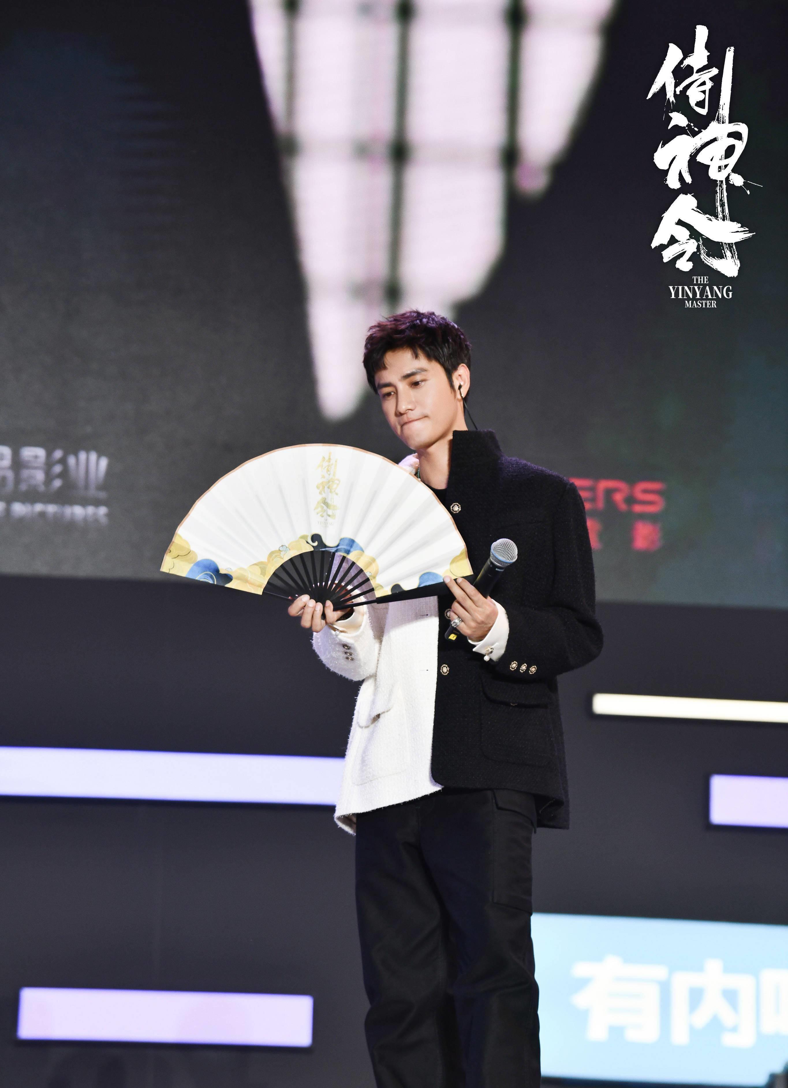 陈坤帅气现身还原晴明"摇扇杀" 再合作周迅笑称关系铁很默契_组合