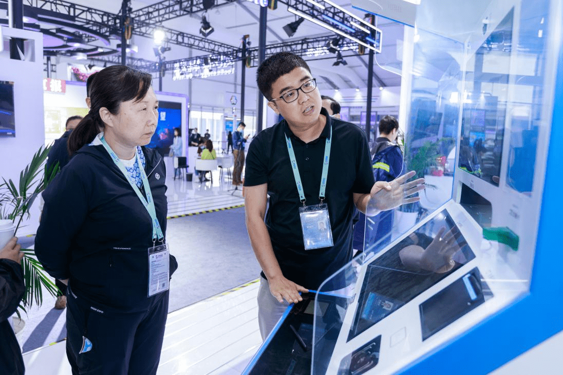 中关村科技园区丰台园工委副书记,管委主任赵春丽莅临南威软件集团