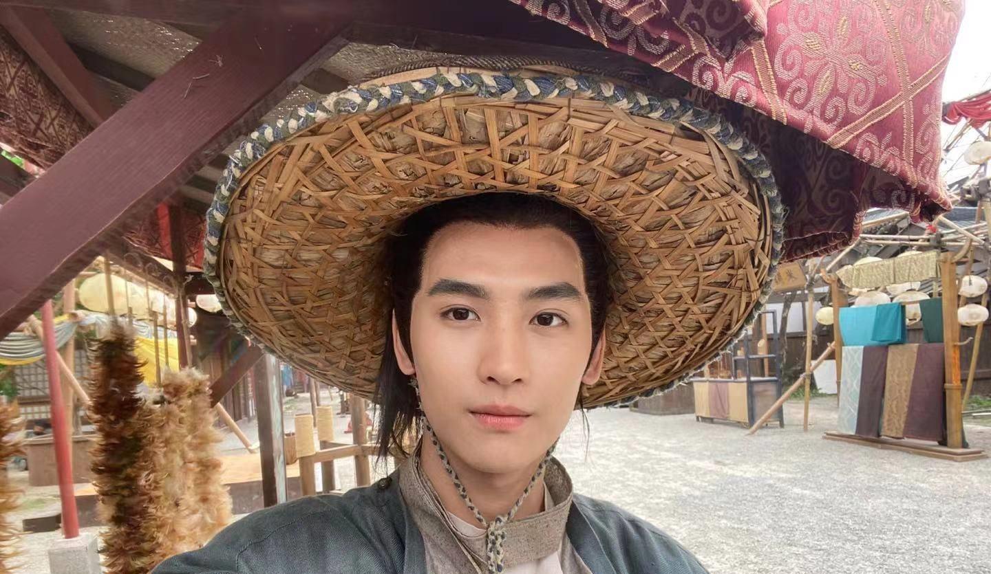 出道4年出身北电,朱一龙迪丽热巴都带不火,如今他靠恋情出圈_黄俊捷