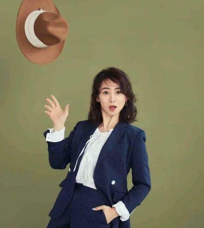 吃燕窝长达10年之久,年近半百却有逆天少女颜,合影小10岁刘涛竟不输!