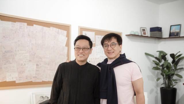 成龙穿粉色短袖现身,精神抖擞胸肌发达_年龄_身材_媒体