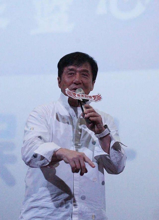 成龙高片酬请元华拍戏,元华却拒绝,转身拍了一部低片酬的戏_周星驰