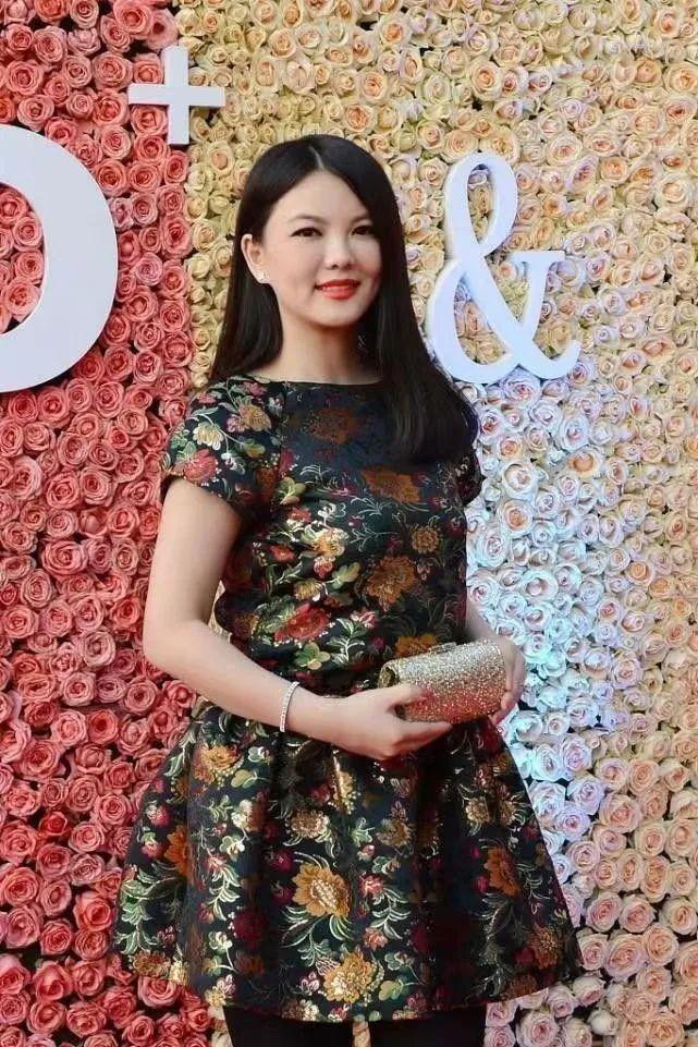 早餐就要吃掉一辆车,李湘花65万养胃后真瘦了,穿红裙好有女人味_服装