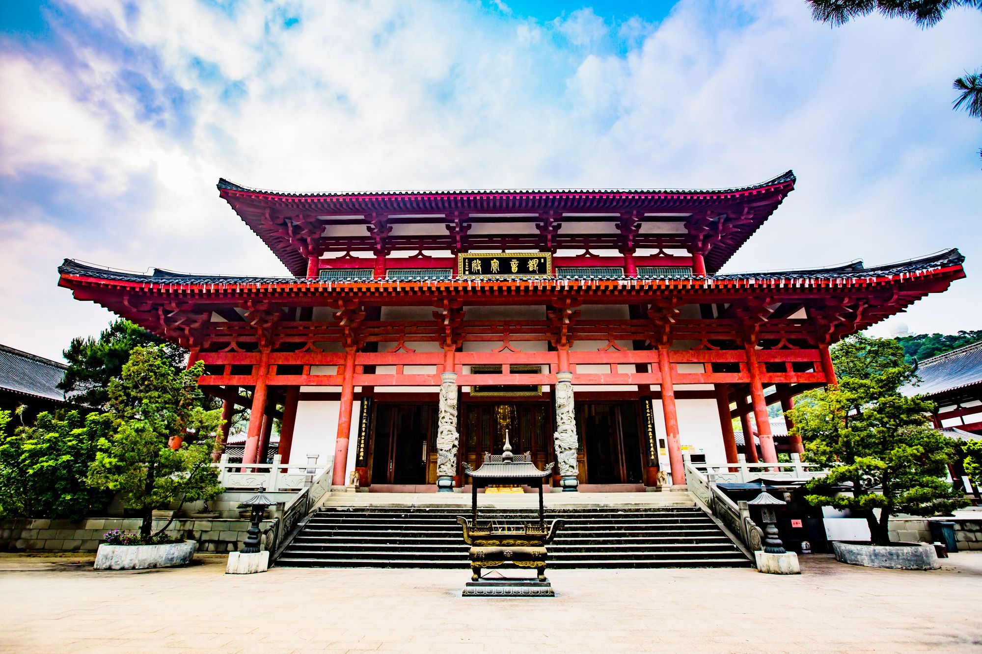 北海冠头岭普度寺,藏在闹市却坐拥安静,众多游客前来许愿祈福_寺庙