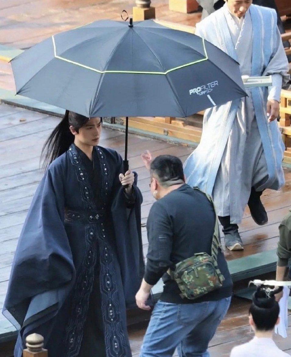 同样是这个造型,有人抓拍到了杨洋撑伞的一幕,仪态实在是太好了,明明