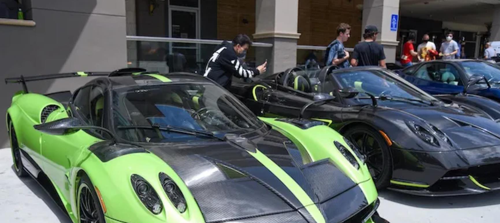 吴彦祖驾驶百万豪车现身,振臂高呼反抗亚裔仇恨,却引发炫富质疑_活动