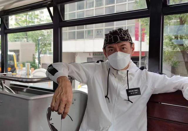 随后,江华又摘下墨镜让妻子帮忙拍照.